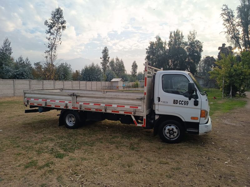 Camión plano con barandas abatibles de Servicios Becerra