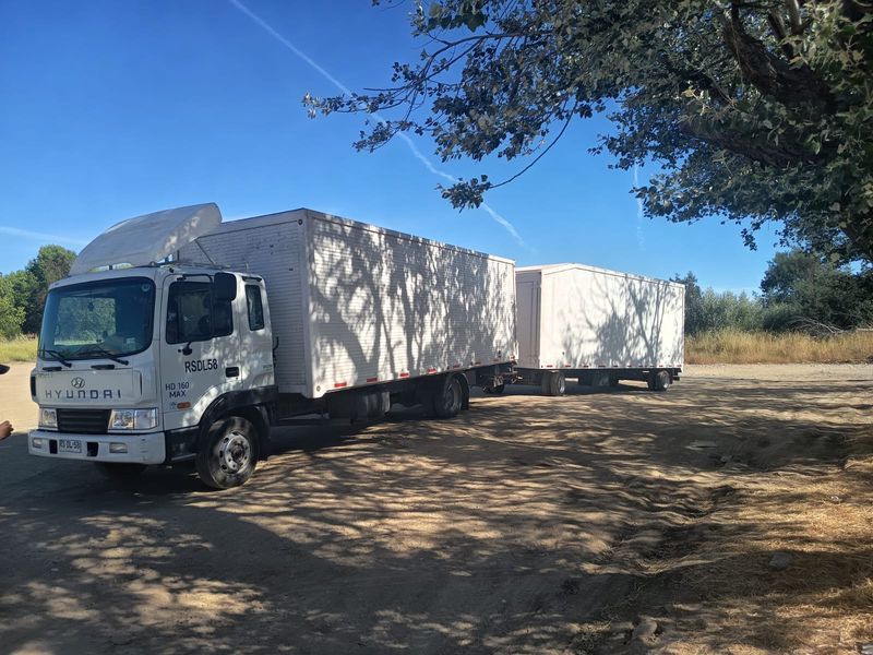 Camión con remolque de Servicios Becerra para traslados de gran capacidad