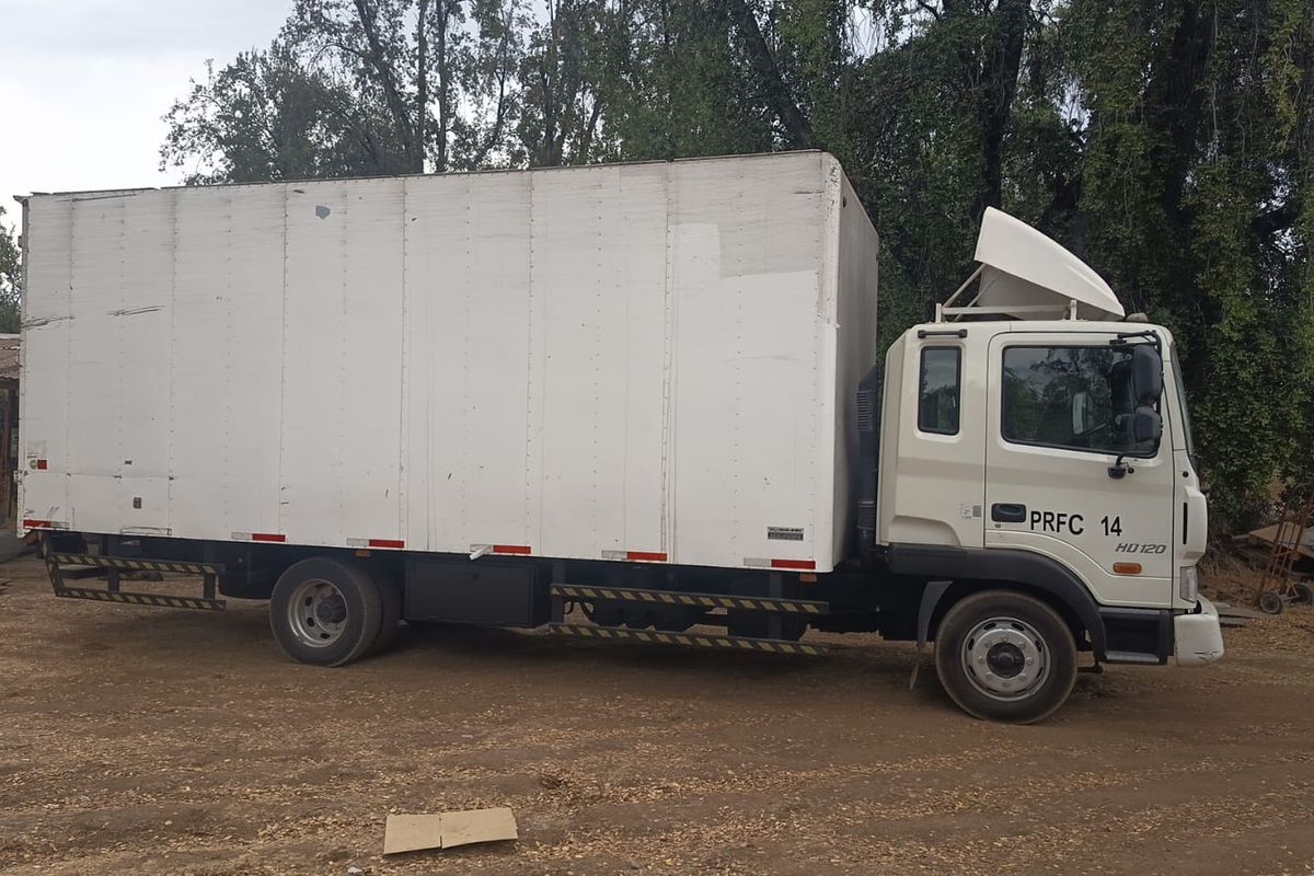 Camión cerrado de Servicios Becerra usado en mudanzas de casas y oficinas
