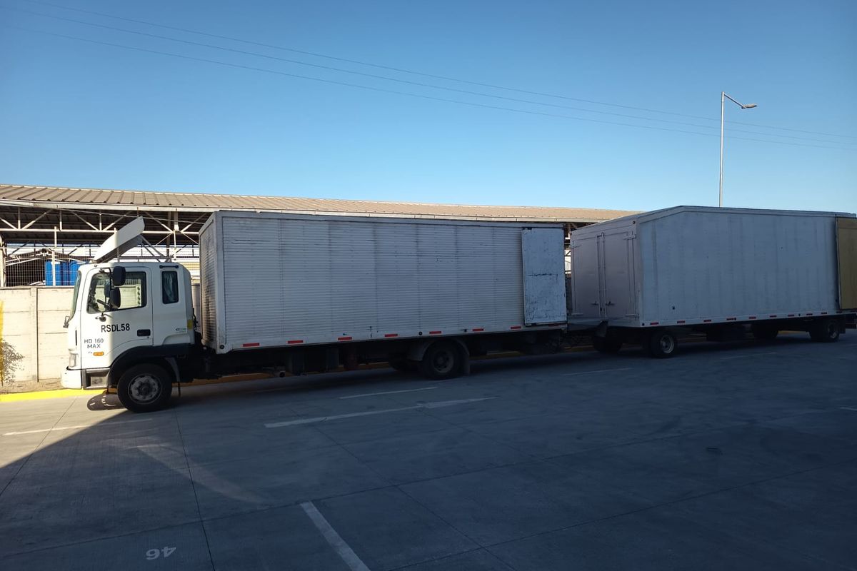 Camión con carro de Servicios Becerra listo para un viaje de retorno a regiones