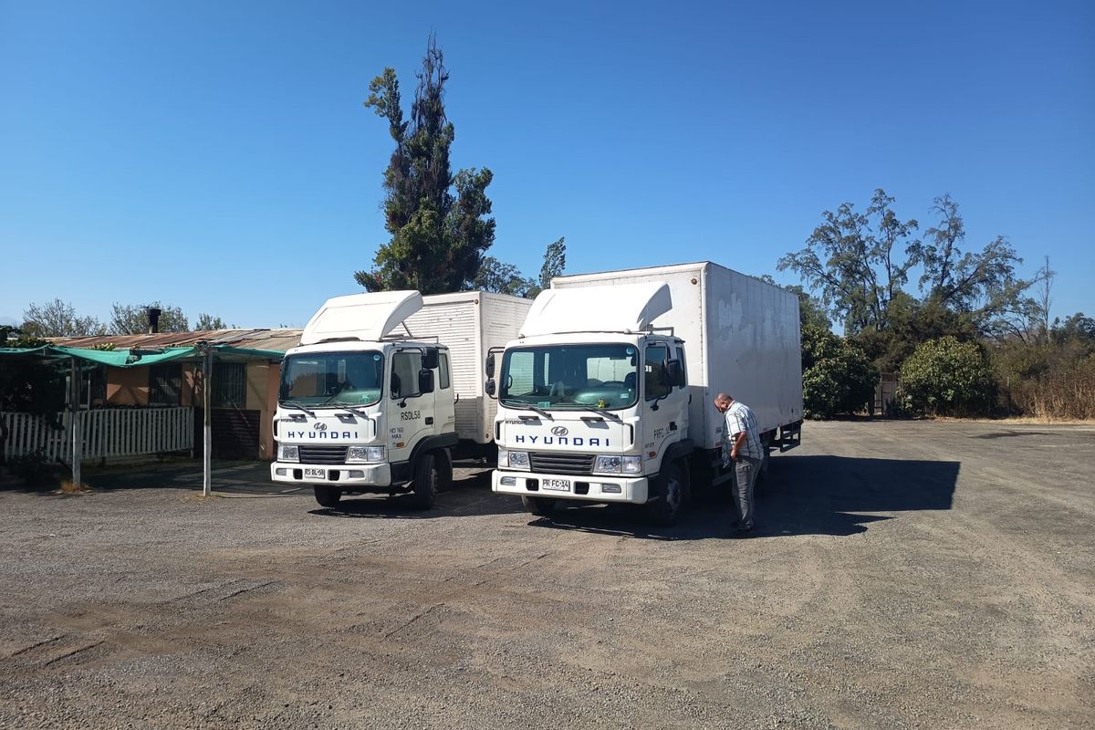 Vehículos de Servicios Becerra listos para traslados y encargos